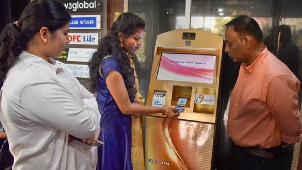 ATM માંથી પૈસા ઉપાડતી વખતે આ 4 ભૂલો ટાળો; ત્રીજી ભૂલ તમને મુશ્કેલીમાં મૂકી શકે છે.