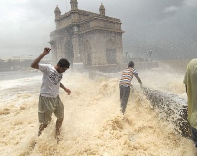Mumbai: મુંબઈવાસીઓ, સાવધાન રહો! ભરતી અને ભારે વરસાદનો બેવડો ભય છે; ઘણા વિસ્તારો પાણીમાં ડૂબી ગયા 