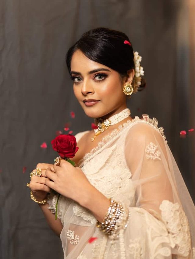 રિદ્ધિ કુમાર એક ભારતીય અભિનેત્રી અને મોડેલ ફોટોશૂટમાં તે વ્હાઈટ ટ્રાન્સપરન્ટ સાડીમાં જોવા મળી રહી છે