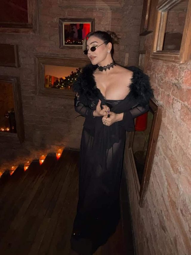 બ્લેક હોટ લૂકમાં કંગના શર્માએ બોલ્ડ ફિગર બતાવ્યું