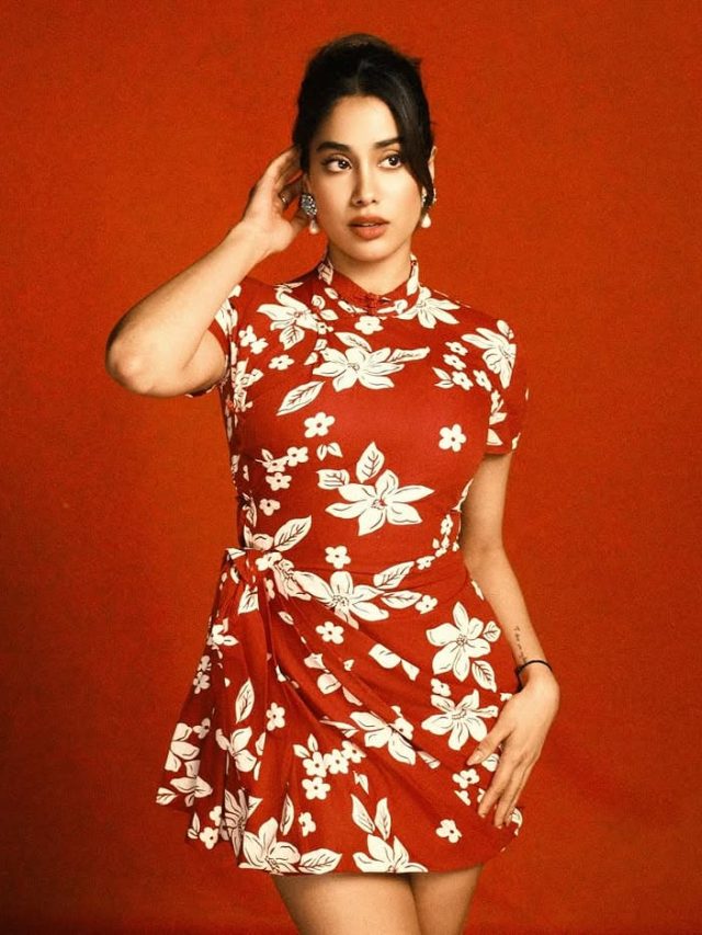 જાહ્નવી રેડ શોર્ટ ડ્રેસમાં જોવા મળી રહી છે