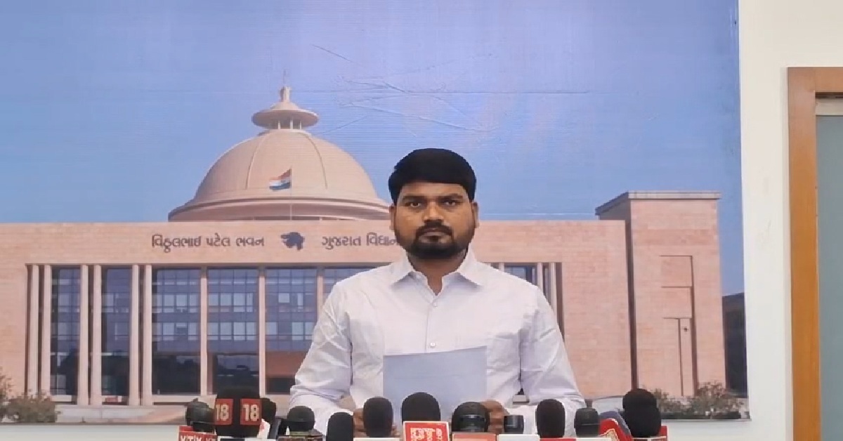 આદિવાસી વિસ્તારોમાં આજે પણ દરેક જિલ્લાઓમાં આ જ પ્રકારે શિક્ષકો અને ઓરડાની ઘટ છે, શું આવી રીતે ભણશે ગુજરાત..? : Chaitar Vasava