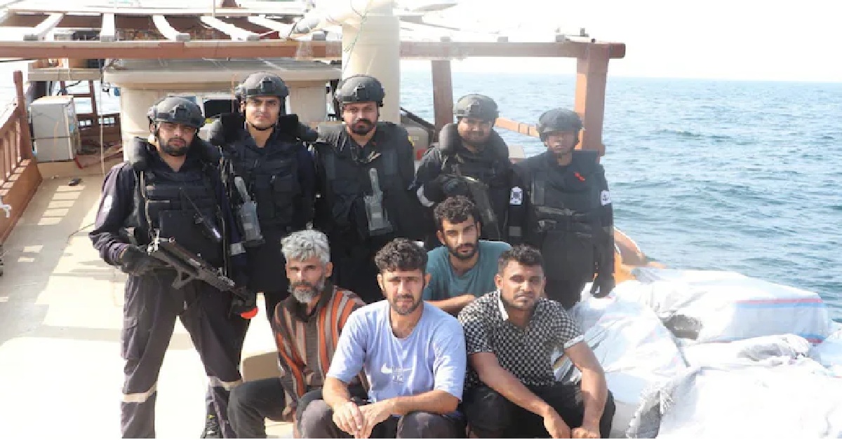 Gujaratના દરિયાકાંઠે વિદેશી બોટ પકડાઈ; 5 કરોડ રૂપિયાની કિંમતની સિગારેટ જપ્ત, 4 ઈરાની નાગરિકોની અટકાયત