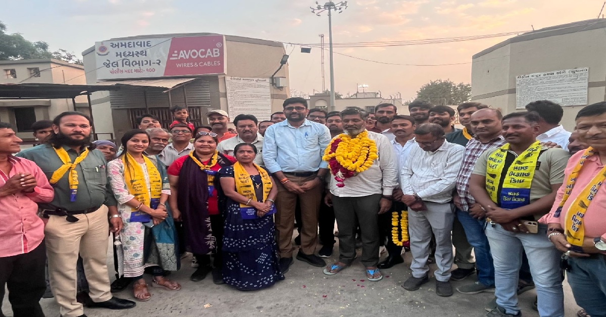 સાબરમતી જેલમાંથી બહાર આવતા AAP નેતા હરેશ સાવલિયાનું ધારાસભ્ય Gopal Italiaએ કર્યું સ્વાગત