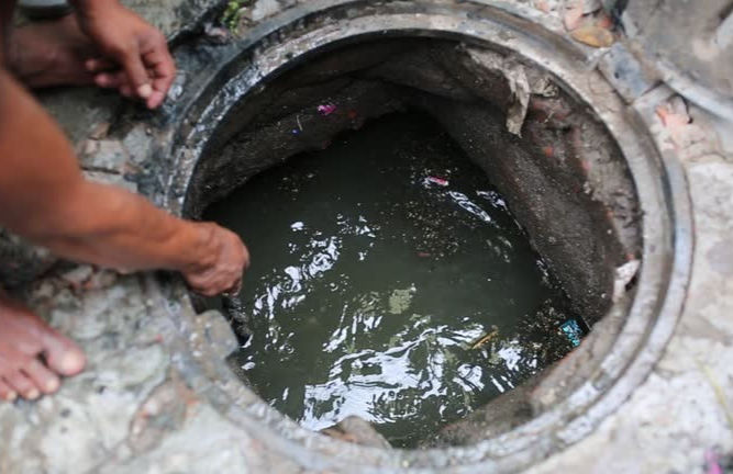 AMC દર વર્ષે ગટર સફાઈ પાછળ ₹26 કરોડ ખર્ચે છે, છતાં ગટર ઓવરફ્લોની ફરિયાદો વધી રહી છે