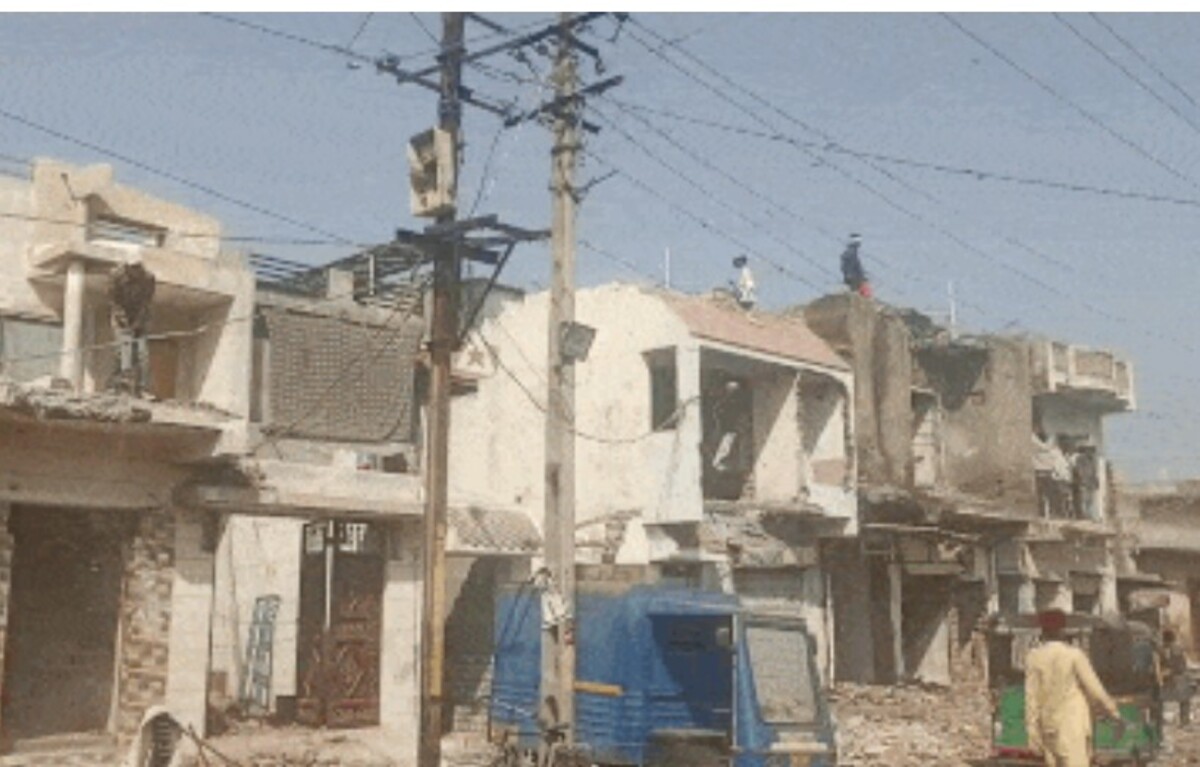 Rajkot: મેગા ડિમોલીશન, જૂના મકાનો દૂર કરાતા લોકો રડી પડ્યા અને ભાવનાત્મક દ્રશ્યો સર્જાયા