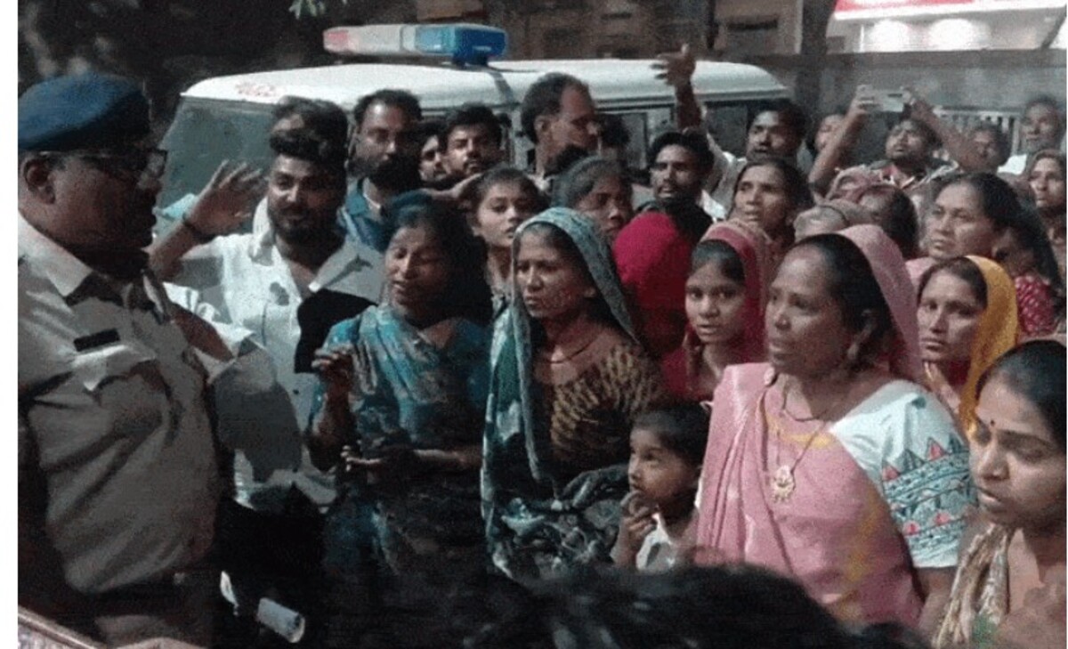 Amreli: દેતાડ ગામની મહિલાઓએ દારૂમાં ભેળસેળના મુદ્દા પર કર્યો હંગામો,સાવરકુંડલા પોલીસ સ્ટેશને જઈ કર્યા સવાલ