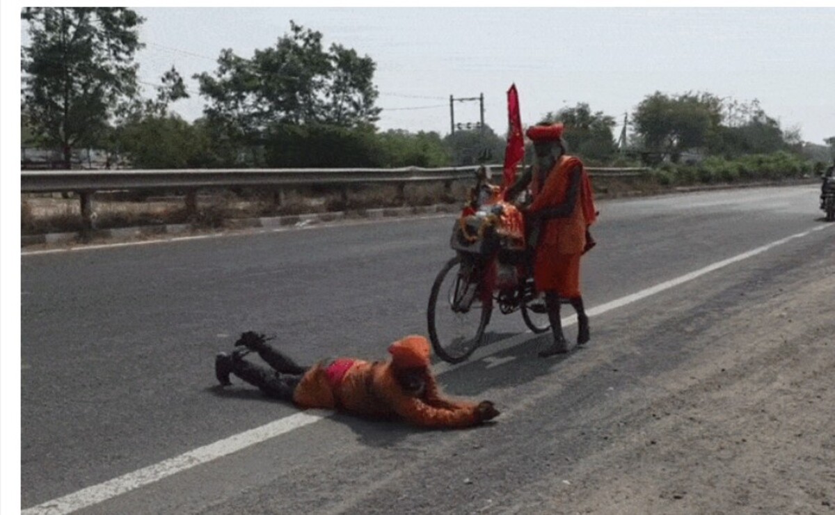 Panchmahal: હાથ-પગમાં બેડીઓ બાંધીને વૈષ્ણોદેવી માટે નીકળેલા ભક્ત ગુજરાત પહોંચ્યા, પિતાએ પોતાના પુત્રનો જીવ બચાવવા માંગી હતી માનતા