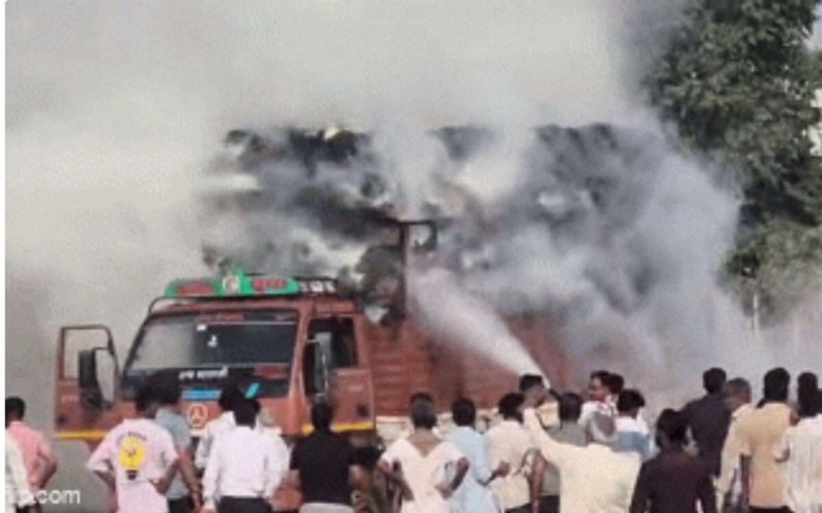 Sabarkantha: ગાયત્રી મંદિર રોડ પર ઘાસ ભરેલી ટ્રકમાં ઇલેક્ટ્રિક વાયરના સંપર્કમાં આવતાં આગ લાગી