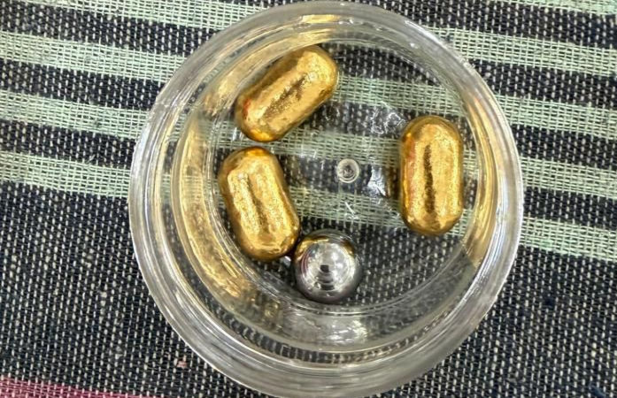 Ahmedabad: એરપોર્ટ પર પેટમાં સંતાડેલી સોનાની ગોળીઓ લઈને જતો એક યુવાન ઝડપાયો, અધિકારીઓ ચોંક્યાં