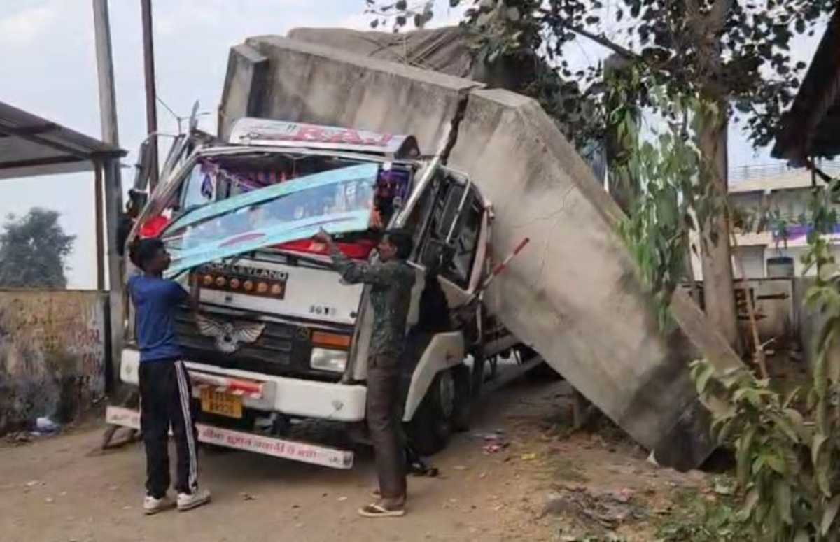 Panchmahal: શહેરના બજાર સંકુલમાં ઘઉંના ભૂસાથી ભરેલો ટ્રક એક ગેટ સાથે અથડાતા અકસ્માત, ડ્રાઈવર બચી ગયો