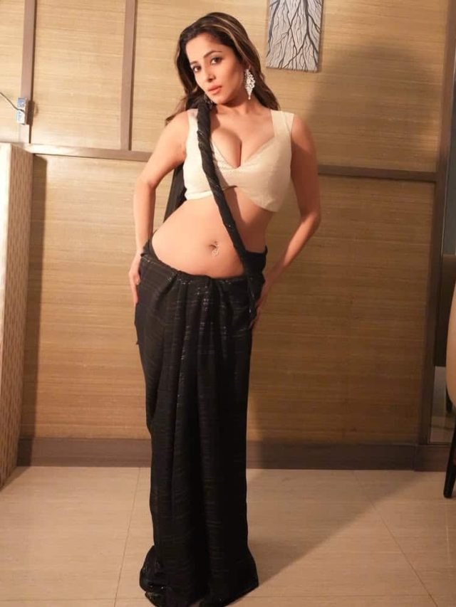 કાળી સાડીમાં કેટનો આ દેશી પણ બોલ્ડ અવતાર જોઈને ચાહકો ફિદા થઈ ગયા છે.