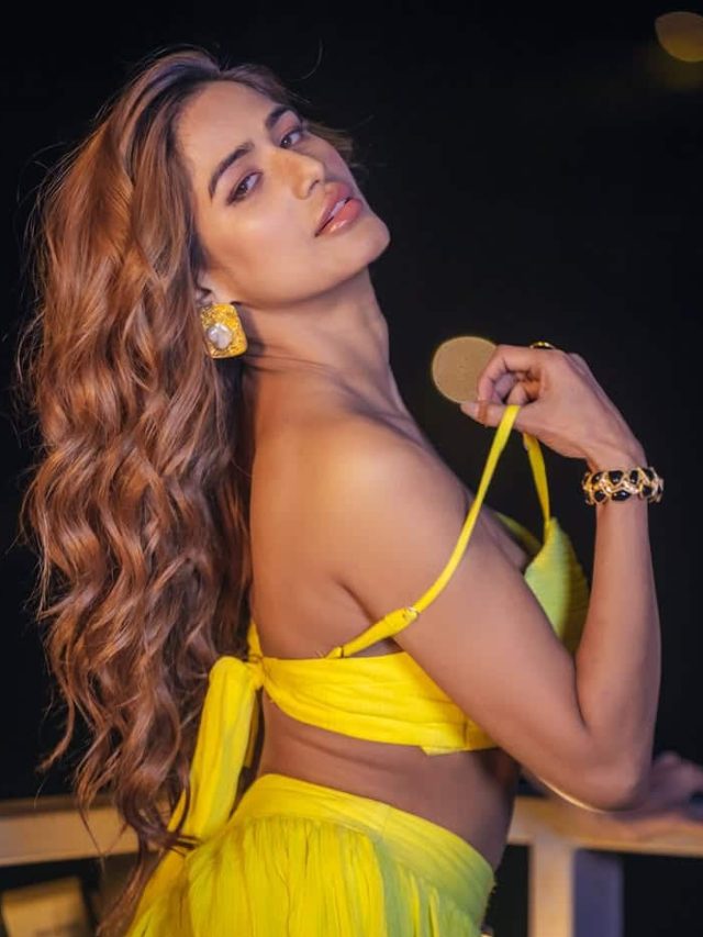 પૂનમ પાંડે બોલ્ડ અંદાજમાં પોઝ આપતી જોવા મળી રહી છે.