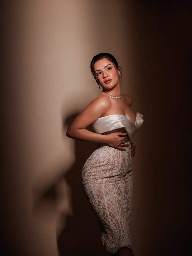 આ ફોટામાં અવનીત ખૂબ જ ગ્લેમરસ સ્ટાઈલમાં પોઝ આપતી જોવા મળી