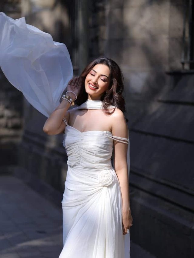 ઈશાન્યા વ્હાઈટ ગાઉનમાં ઓફ સોલ્ડર ગાઉનમાં બોલ્ડ અંદાજ બતાવ્યો છે