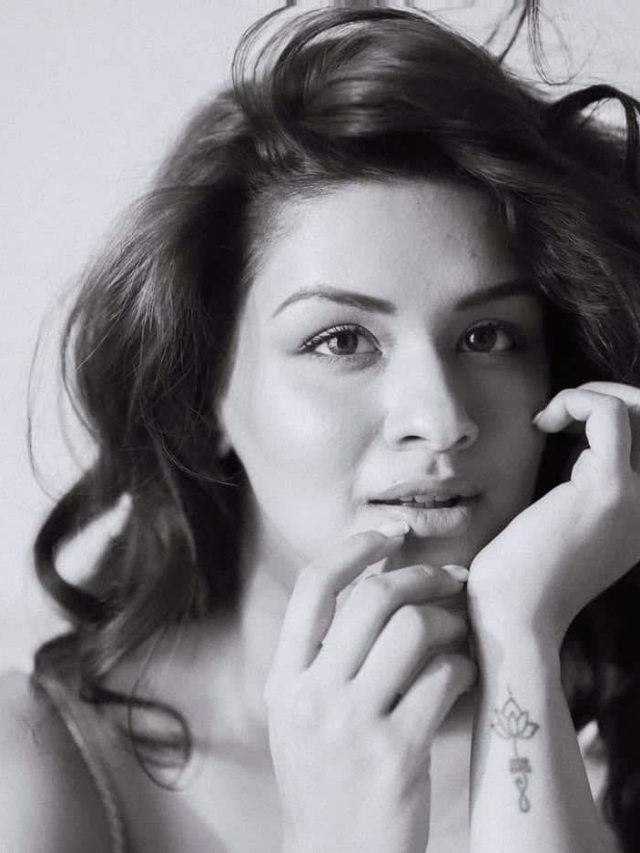 કેમેરા સામે અલગ અલગ પોઝ આપી રહી છે અવનિત