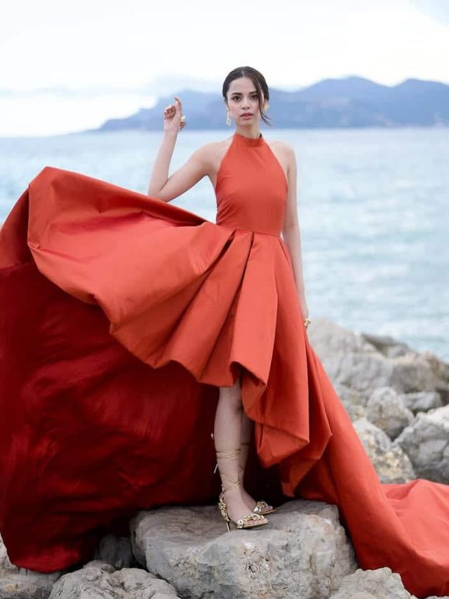 નીતાંશી ગોયલ આ તસવીરમાં તે બેકલેસ આઉટફીટમાં જોવા મળી રહી છે