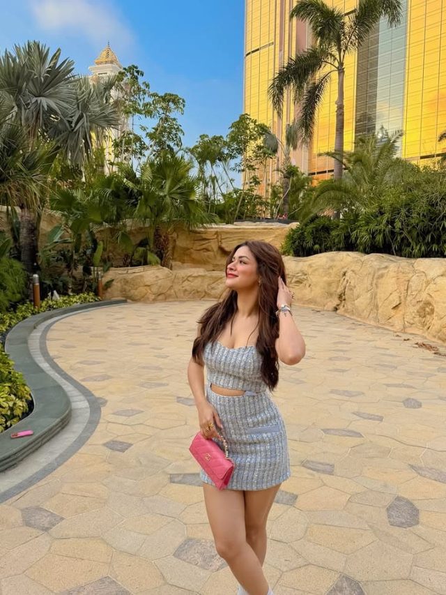 અવનીત કૌરે  હાથમાં હેન્ડ બેગ છે અને તે ખૂબ જ સેક્સી પોઝ આપી રહી છે.