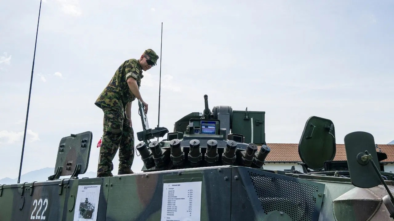 Switzerland: ઈરાન પર હુમલા માટે સ્વિટ્ઝર્લેન્ડે અમેરિકાને દારૂગોળો પૂરો પાડવાનો ઇનકાર કર્યો; શસ્ત્રોના વેચાણ પર પ્રતિબંધ લાદ્યો