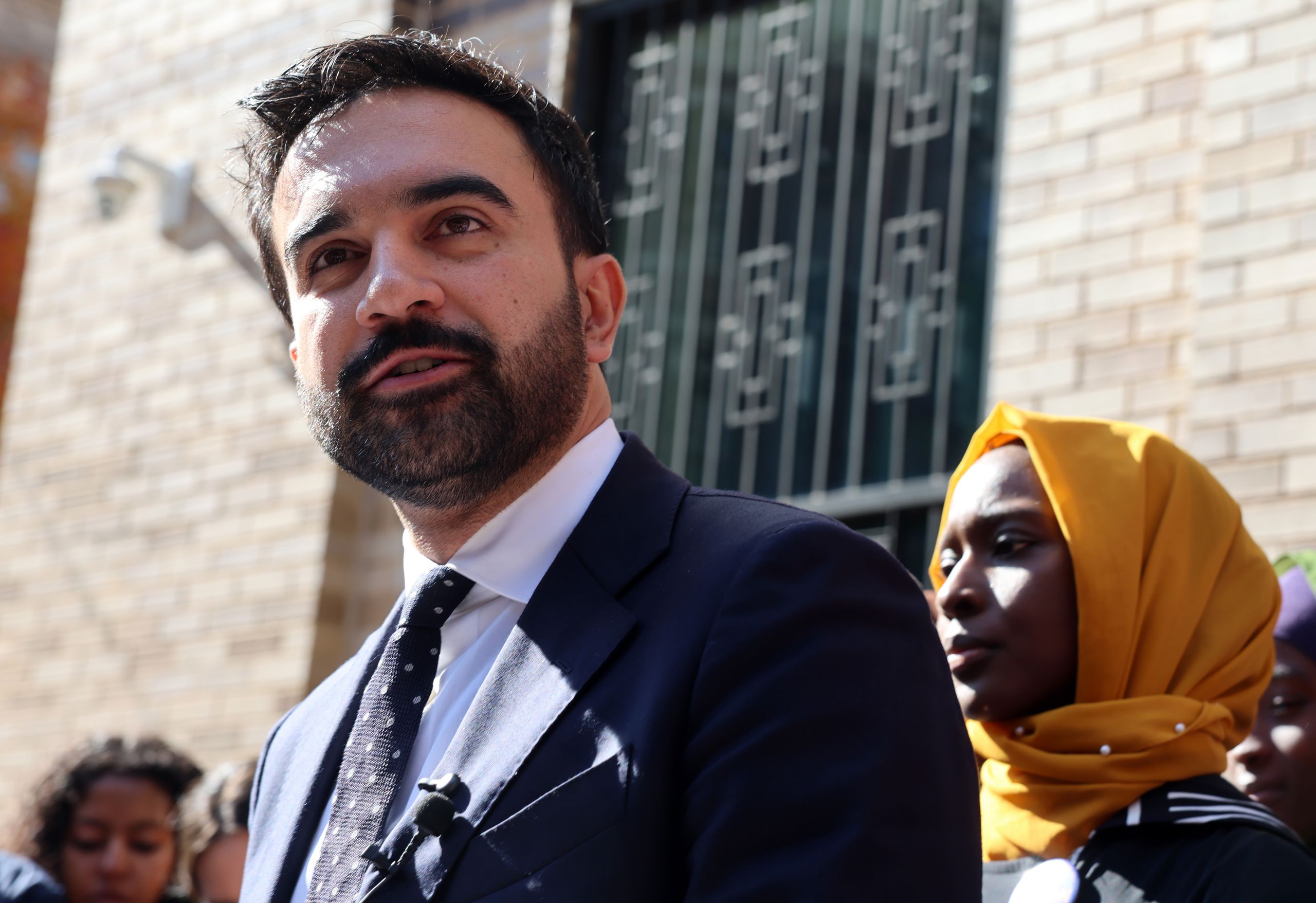 Mamdaniના ઘરની બહાર અંધાધૂંધી, શંકાસ્પદ વિસ્ફોટકો ફેંકવાના આરોપમાં છ લોકોની ધરપકડ