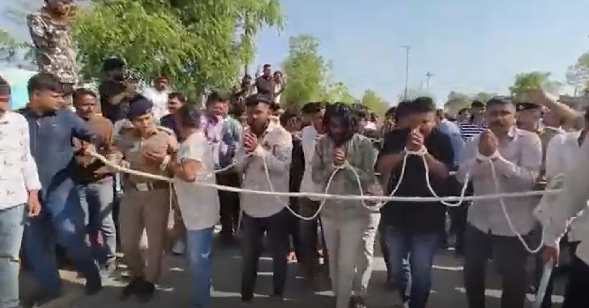 Patan: દોરડાથી હાથ બાંધ્યા પછી, પોલીસે રોડ પર 18 આરોપીઓને ડંડાથી મારી ઉઠક બેઠક કરાવી