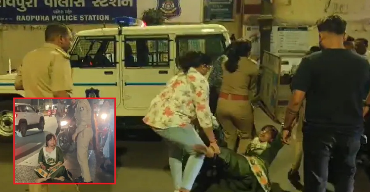 Vadodaraમાં નશામાં ધૂત મહિલા દ્વારા હાઇ-વોલ્ટેજ ડ્રામા, રસ્તાની વચ્ચે બેસીને જોરથી ચીસો પાડી અને કર્યા સૂત્રોચ્ચાર