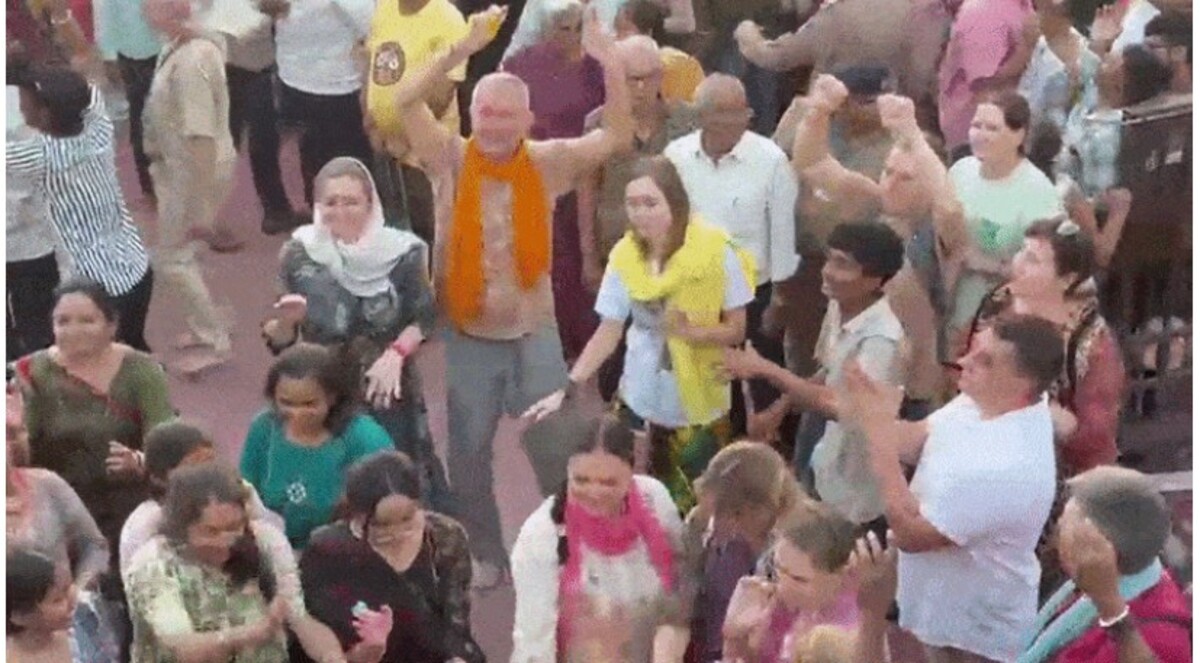 Dwarka: કાનાની ભક્તિમાં વિદેશીઓ પણ જોડાયા, ભક્તોએ ગુલાબના રંગોથી પોતાને રંગ્યા અને ભક્તિમાં ડૂબ્યાં