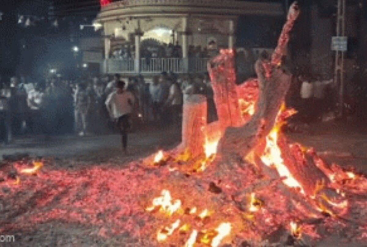 Sabarkantha: આ ગામમાં 500 વર્ષ જૂની હોળીની અનોખી પરંપરા,  સળગતા અંગારાથી કોઈ બળતું નથી.