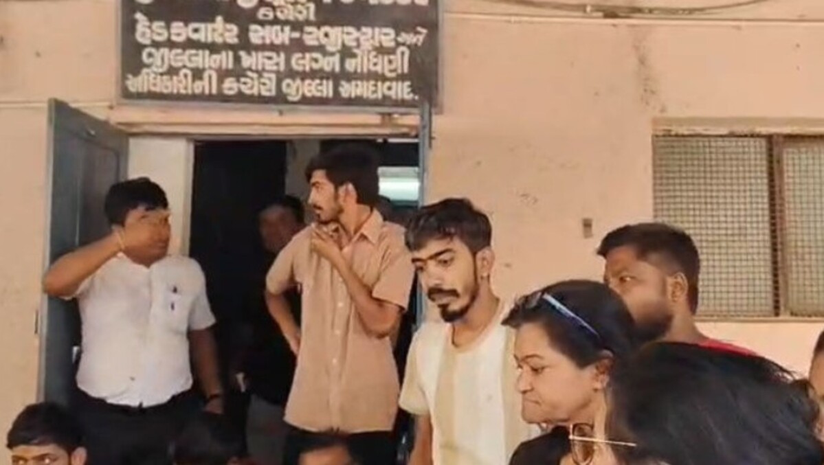 Ahmedabad: અમદાવાદમાં હિન્દુ સંગઠનોએ ‘લવ જેહાદ’ના આરોપોને લઈને હોબાળો મચાવ્યો, જિલ્લા રજિસ્ટ્રાર ઓફિસમાં નાટક ભજવવામાં આવ્યું