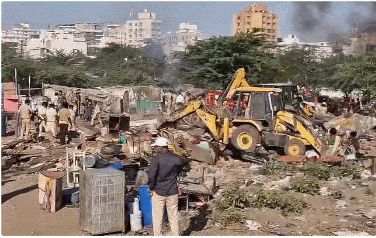 Rajkot: લક્ષ્મી નગરમાં એક મોટા પાયે ડિમોલિશન ઝુંબેશ હાથ ધરવામાં આવી, જ્યાં 350 થી વધુ ગેરકાયદેસર ઝૂંપડા તોડી પડાયા