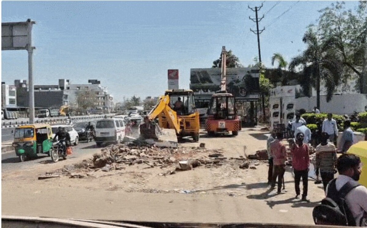 Sabarkantha: હિંમતનગરના મોતીપુરા સર્વિસ રોડ પર દબાણ બાદ મ્યુનિસિપલ કોર્પોરેશનનું બુલડોઝર પાછળ હટ્યું, જેના કારણે 12 મીટર પહોળો રસ્તો ખુલ્લો થયો