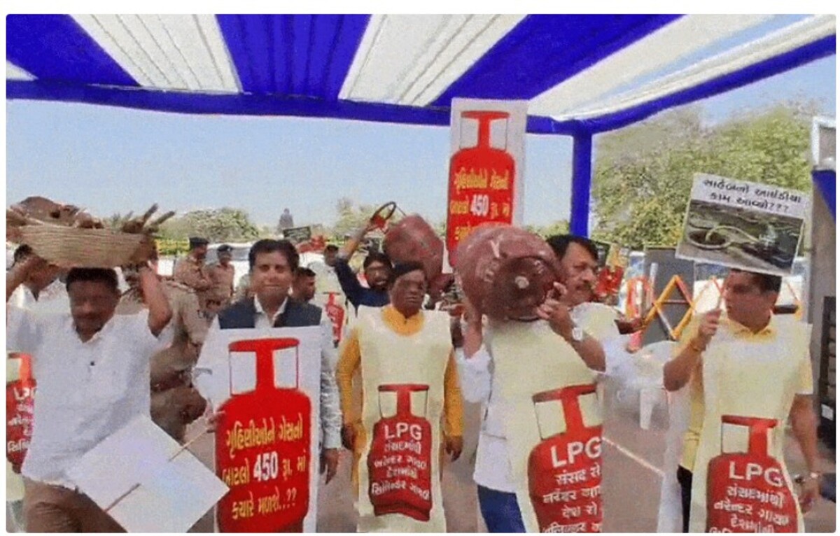 Gandhinagar: ગેસની અછતનો વિરોધ કરવા માટે કોંગ્રેસના ધારાસભ્યો માથા પર લાકડા અને સિલિન્ડર લઈને વિધાનસભા પહોંચ્યા.