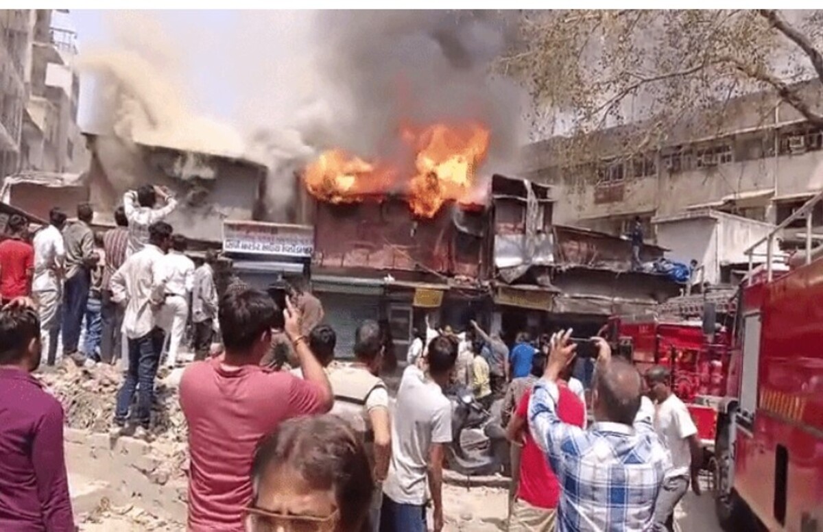 Ahmedabad: કાલુપુર સ્થિત રેવડી બજારમાં ભીષણ આગ લાગી, ફાયર બ્રિગેડની 9 ગાડીઓ ઘટનાસ્થળે હાજર