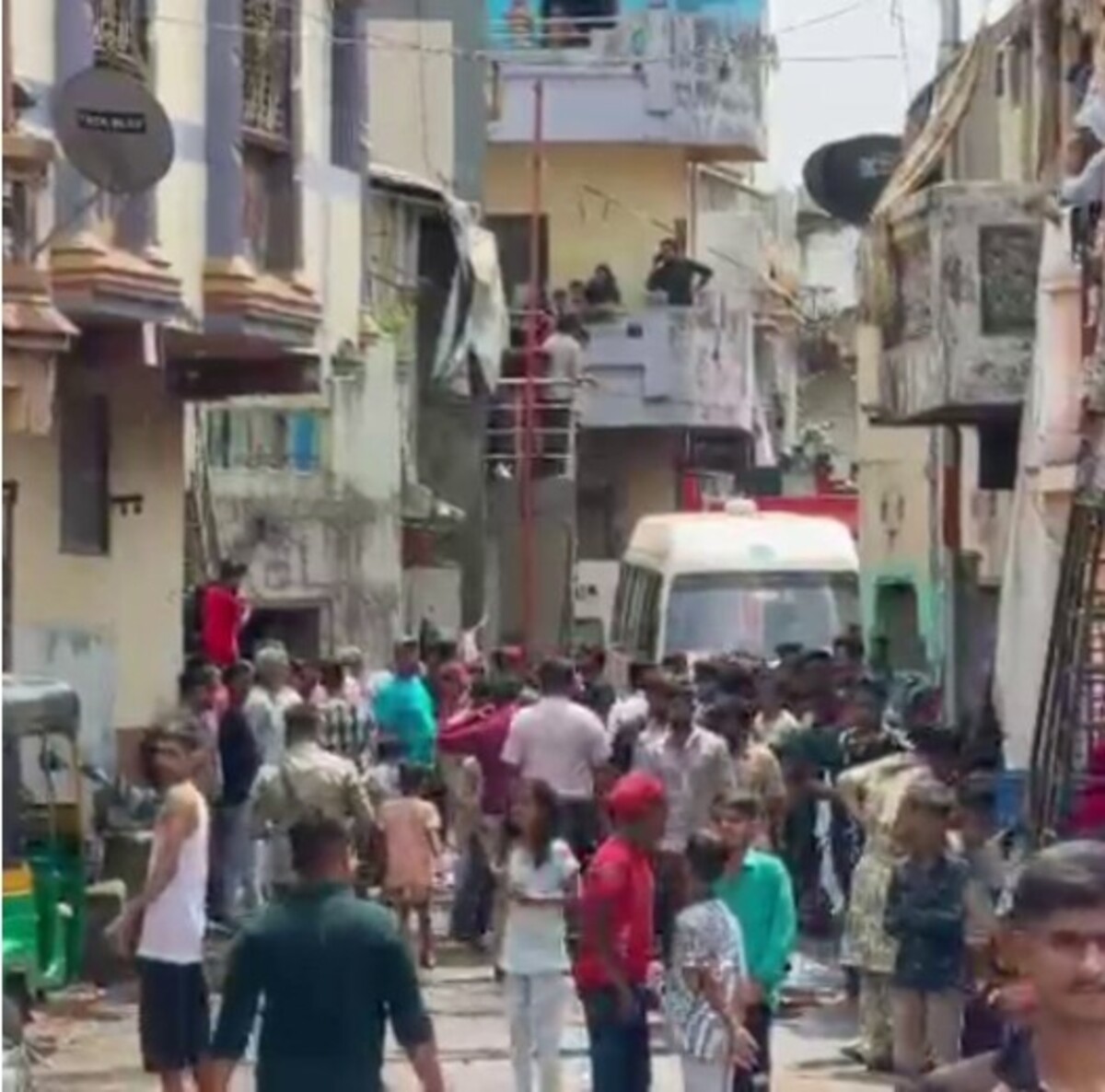 Surat: લિંબાયતમાં એક રહેણાંક મકાનમાં ભીષણ આગ લાગી, 4 લોકો દાઝી ગયા, બેની હાલત ગંભીર