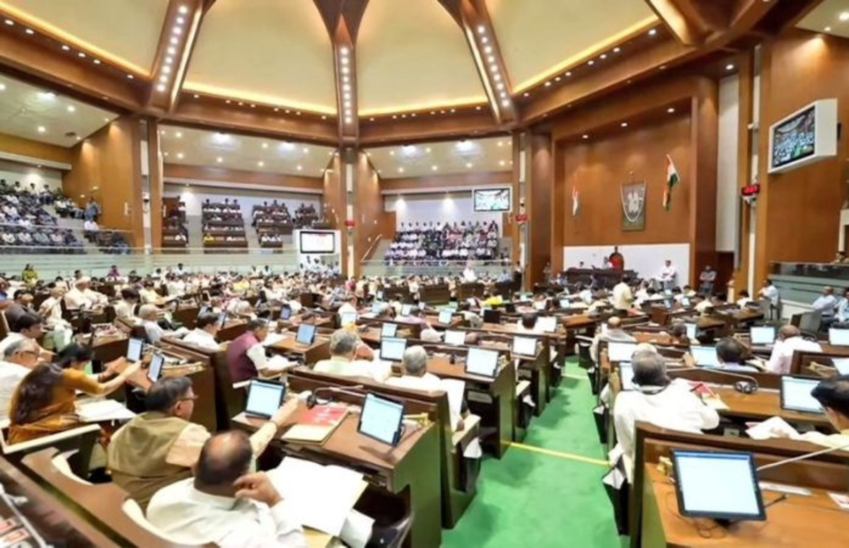 Gujarat: ગુજરાતના અનેક શહેરોમાં પેટ્રોલ પંપ પર લાંબી કતારો લાગવાથી વિધાનસભામાં હોબાળો થયો, વિપક્ષે સરકાર પર પ્રહારો કર્યા