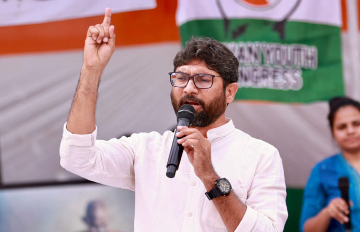 Ahmedabad: જિગ્નેશ મેવાણીએ અમદાવાદ પોલીસ સ્ટેશન પર કર્યો હલ્લાબોલ, દારૂના અડ્ડાઓની યાદી આપીને કાર્યવાહીની માંગ કરી