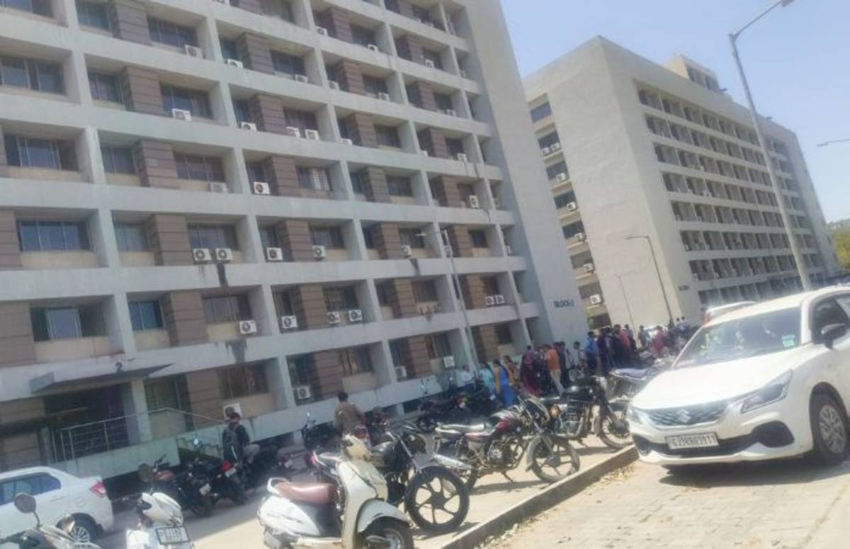 Gandhinagar: કર્મયોગી ભવનને ઉડાવી દેવાની ધમકીથી ગભરાટ ફેલાયો, વજન અને માપ વિભાગને ધમકીભર્યો ઇમેઇલ મળ્યો