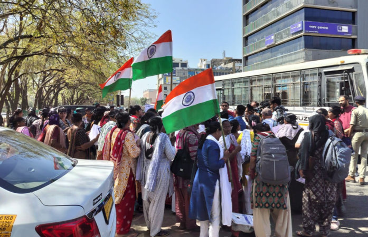 Gandhinagar: ગાંધીનગરના સત્યાગ્રહ છાવણીમાં આશા કાર્યકરોએ સરકાર સામે હથિયાર ઉપાડ્યા, 100 થી વધુ કાર્યકરોની અટકાયત