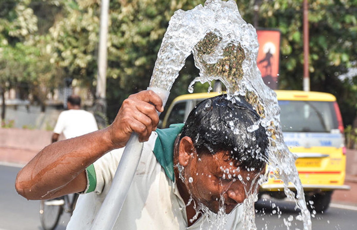 Ahmedabad: બપોરે 12 વાગ્યાથી 4 વાગ્યા સુધી 70 ટ્રાફિક સિગ્નલ બંધ રહ્યા,  ગરમીનો પારો 41 ડિગ્રી સેલ્સિયસને પાર કરી જતાં હીટ વેવ પ્લાન લાગુ કરવામાં આવ્યો