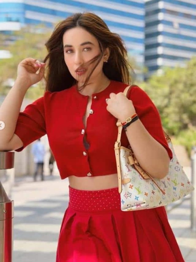 અદિતિ બુધાથોકી કિલર એન્ડ સ્ટાઇલિશ દેખાઇ રહી છે