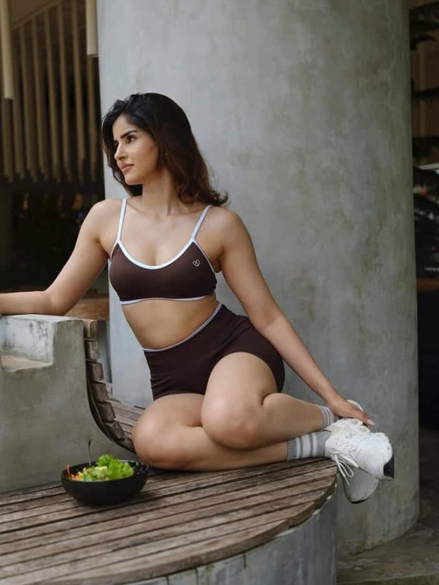 અભિનેત્રી સાક્ષી મલિક દબીચ પર યોગ કરતી જોવા મળી રહી છે