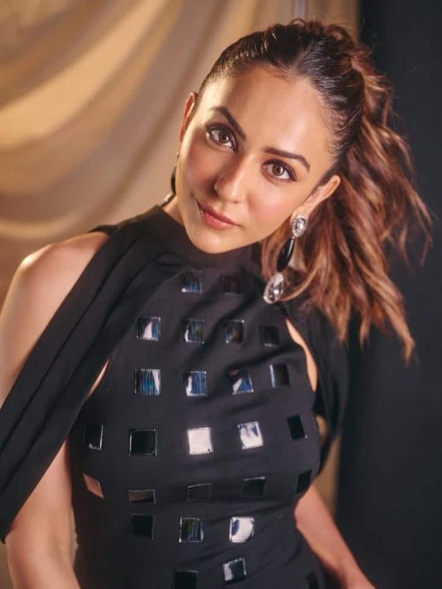 બ્લેક બોડીકોનમાં રકુલે ગ્લેમરસ પોઝ આપ્યા છે