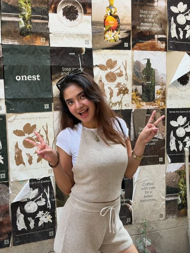 અનુષ્કા સેન બાળ કલાકાર તરીકે પોતાના કરિયરની શરૂઆત કરી હતી