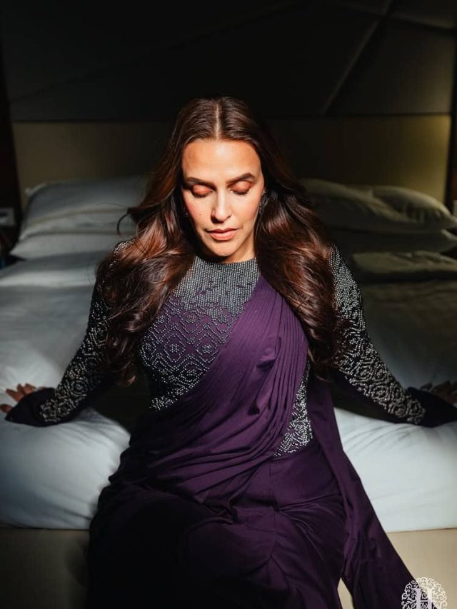 સ્ટાઈલિશ સાડી લૂકમાં બેડ પર નેહાએ સુંદર પોઝ આપ્યા છે