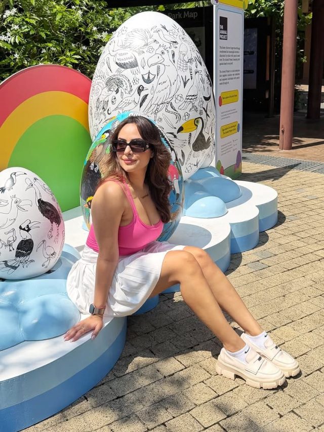 આંચલ મુંજાલ વ્હાઈટ સ્કર્ટ અને પિંક ટોપમાં જોવા મળી