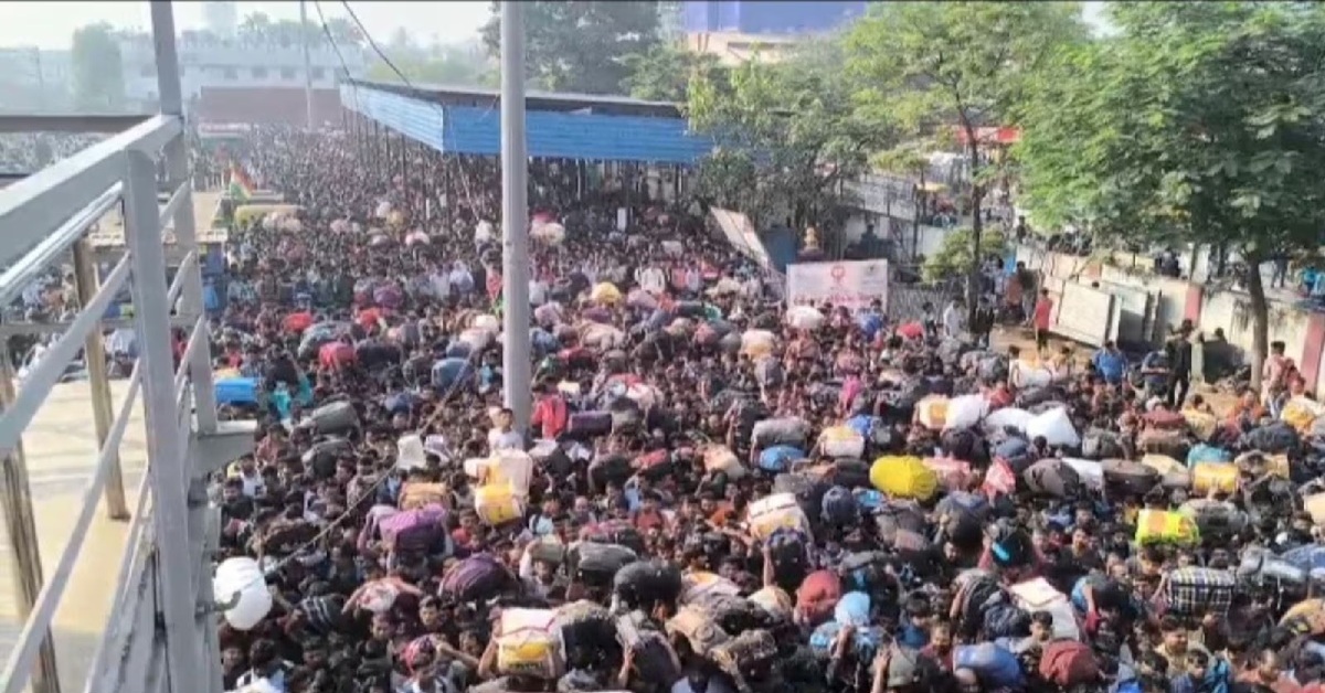 Surat: ગેસ વિનાઉભી થઇ આપદા… કામદારો સુરત છોડીને પોતાના ગામડાઓમાં પાછા ફર્યા, રેલ્વે સ્ટેશન ભીડથી ભરાયું