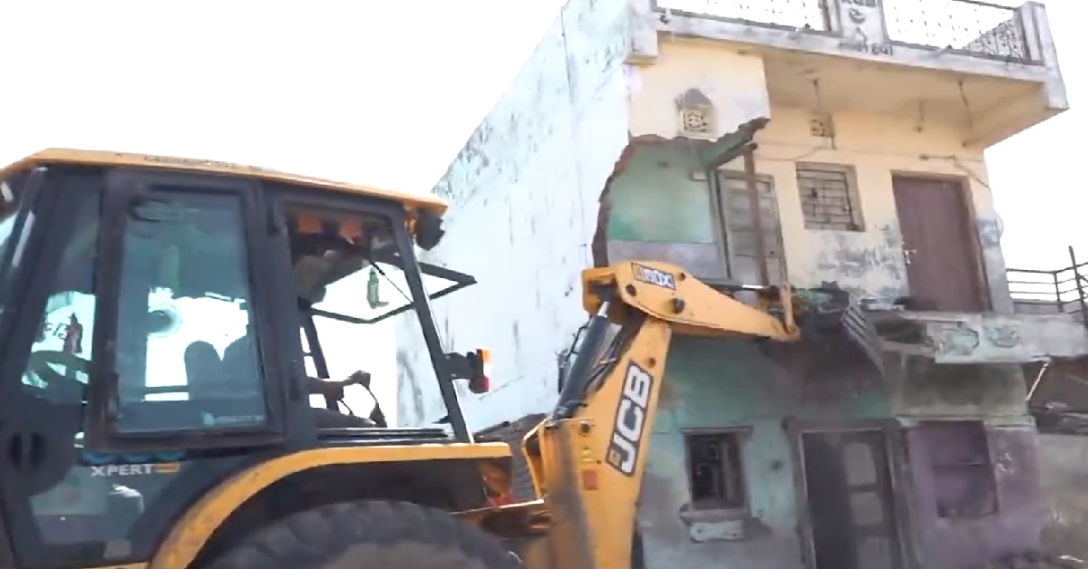 Gujaratમાં હિન્દુ યુવકની હત્યાના આરોપીના ઠેકાણા બુલડોઝરથી તોડી પાડવામાં આવ્યા, 400 કર્મચારીઓ તૈનાત – Video