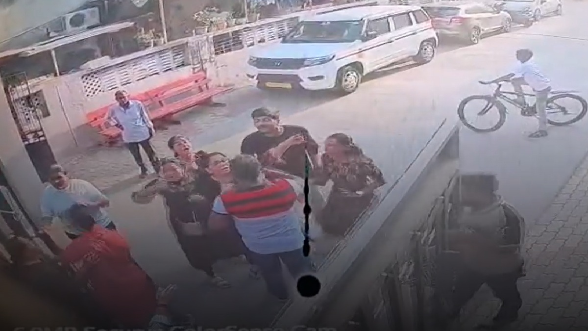 Surat મ્યુનિસિપલ કોર્પોરેશનની ચૂંટણી યુદ્ધના મેદાનમાં ફેરવાઈ, ભાજપ અને અપક્ષ ઉમેદવારોના સમર્થકો વચ્ચે અથડામણ – VIDEO