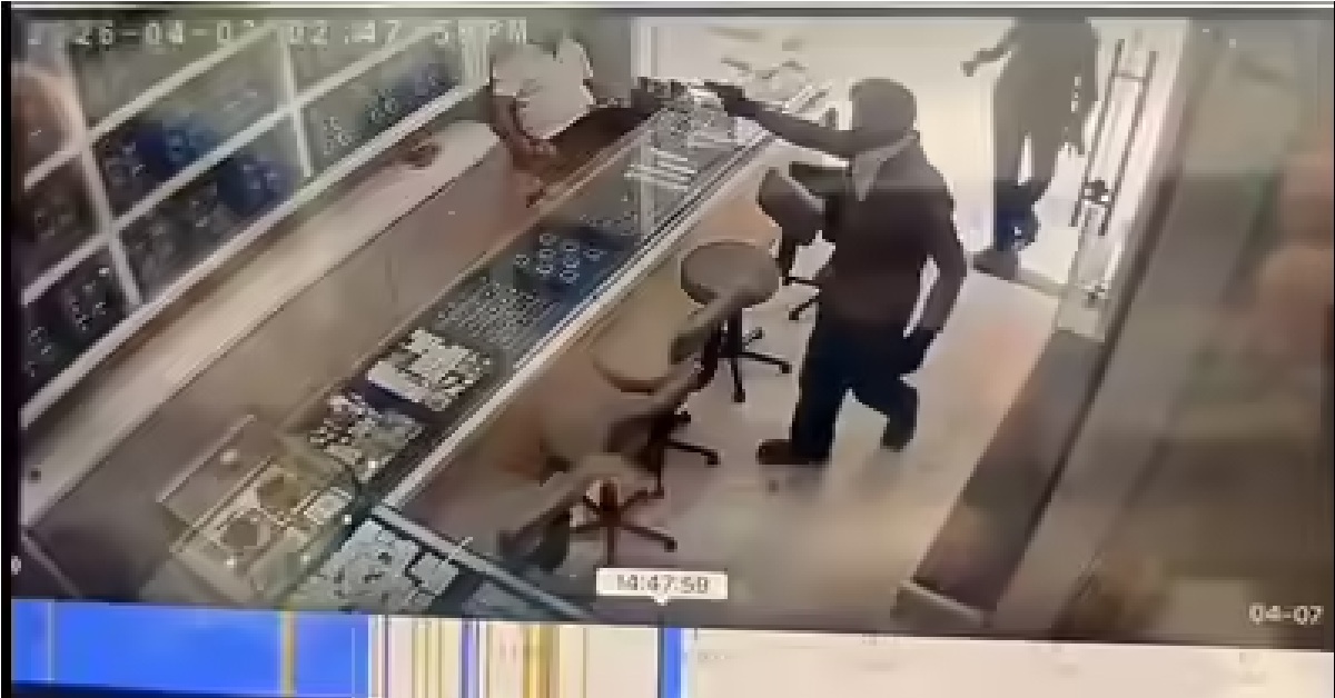 Surat: દુકાનદારને ગળામાં ગોળી વાગી હોવા છતાં લડ્યો, લૂંટારા નિષ્ફળ બની ભાગી ગયા