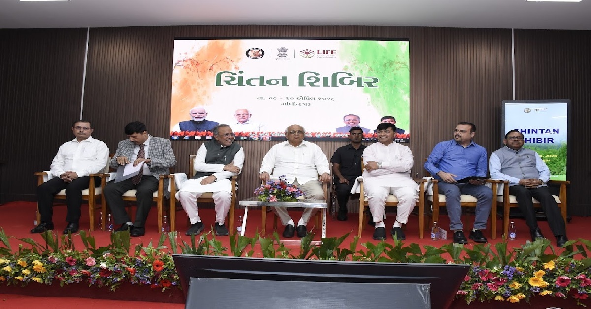 બંઝર જમીનમાં ટેકનોલોજીના ઉપયોગ દ્વારા વૃક્ષારોપણ કરી ગ્રીન કવર વધારવા વન અધિકારીઓને આહવાન કરતાં CM Bhupendra Patel